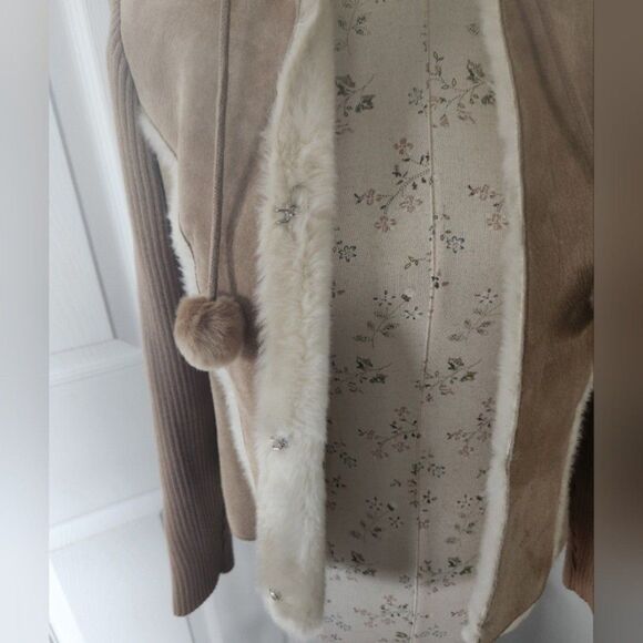 Q.U.E. Leather Suede Tan Short Jacket Open front w/ Hood & Pom Poms Size Medium - Picture 8 of 10